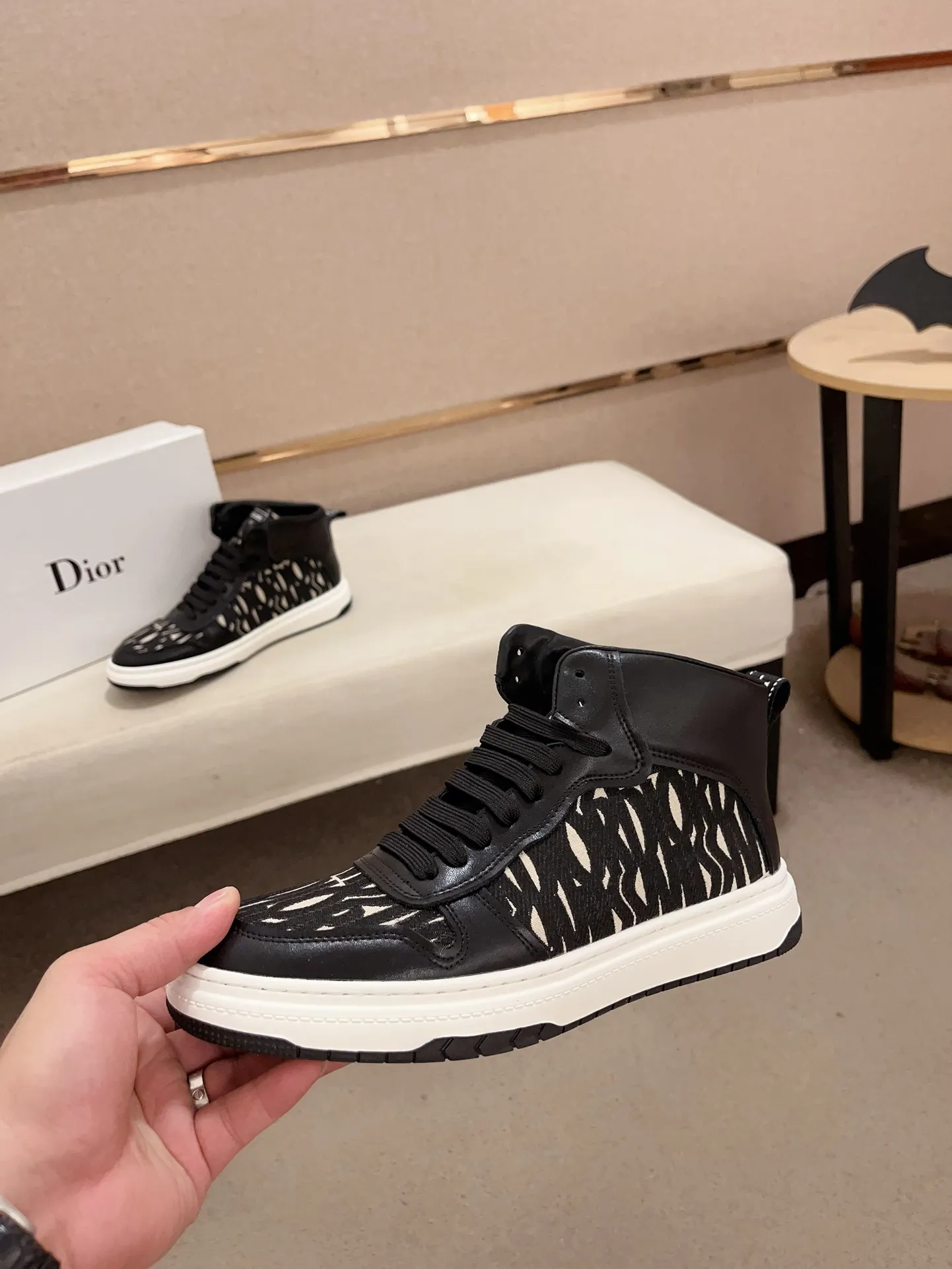 Men's shoes💰 420💰🇮🇹🇮🇹Dior d The new high-tops are on sale at the same time at the counter. The uppers are 🇮🇹 Italian imported first-layer cowhide, and the fully imported sheepskin lining is 💪💪. It is a complete 1⃣️ to 1⃣️ replica 🇮🇹💪💪. ⚠Sole: The original sole is specially provided by the original factory. The exclusive movable molded sole is super comfortable. ⚠Original factory follow-up goods, 🔍🔍high quality, you can enter and exit the counter at will, welcome to compare⚠. Code number:38-44